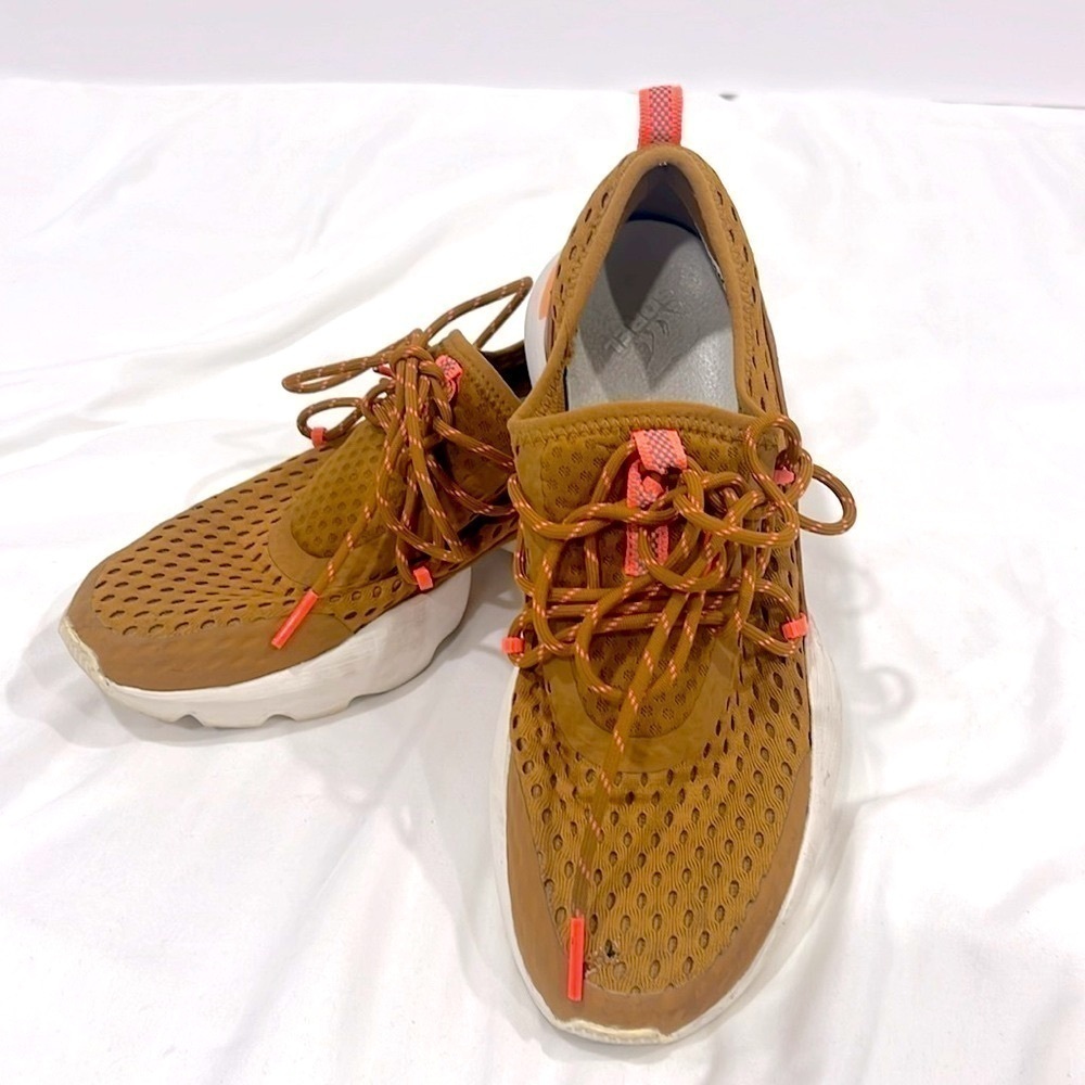 Sorel orange white kinetic impact lace sneakers size 7.5